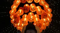 Sebanyak 5.000 lampion menghiasi kawasan sekitar Pasar Gede, Solo, Jateng, menyambut datangnya Tahun Baru Imlek 2568/2017 M. (Liputan6.com/Fajar Abrori)‎