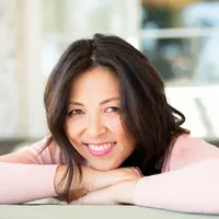 ilustrasi usia tua bahagia/pixelheadphoto digitalskillet/Shutterstock