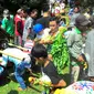 Warga saling berebut hasil bumi di dalam upacara seren taun yang digelar di Kampung Adat Sindangbarang, Kabupaten Bogor. (Liputan6.com/Achmad Sudarno)