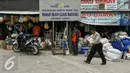 Pemprov DKI Jakarta Utara berikan surat peringatan pertama (SP1) untuk warga yang tinggal di Zona 1-3 Pasar Ikan, RW04, Kelurahan Penjaringan, Kecamatan Penjaringan, Jakarta Utara, Rabu (30/3/2016). (Liputan6.com/Yoppy Renato)