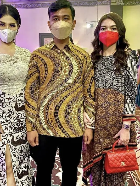 <p>Mengenakan dress batik, Selvi membawa tas Chanel merah yang dibanderol sekitar Rp72 jutaan melihat situs hunstreet.com. @selvi_gibran</p>