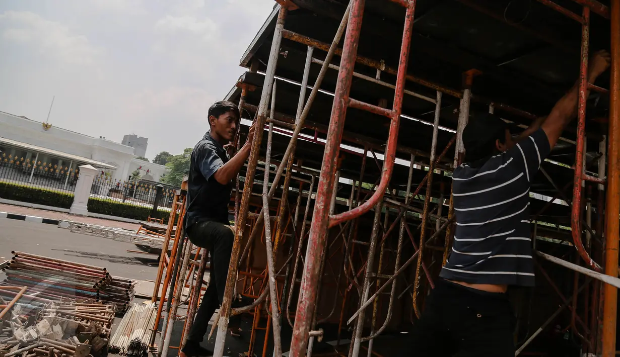 Pekerja membuat panggung untuk persiapan peringatan HUT Kemerdekaan RI ke-70 di halaman Istana Merdeka, Jakarta, Kamis (6/8). Persiapan terus dilakukan di kompleks Istana menjelang perayaan hari kemerdekaan 17 Agustus 2015. (Liputan6.com/Faizal Fanani)