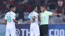 Bek Timnas Indonesia U-19, Rachmat Irianto (tengah)melakukan protes kepada wasit Swakorn Pu-Udom saat melawan Qatar U-19 pada penyisihan Grup A Piala AFC U-19 2018 di Stadion GBK, Jakarta, Minggu (21/10). (Liputan6.com/Helmi Fithriansyah)