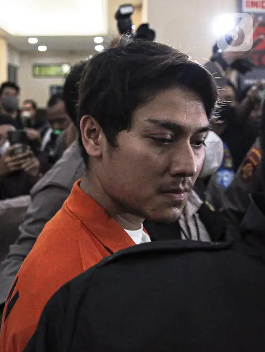 <p>Ekspresi artis Rizky Billar saat dihadirkan dalam rilis kasus kekerasan dalam rumah tangga (KDRT) terhadap istrinya Lesti Kejora di Mapolres Jakarta, Kamis (13/10/2022). Rizky Billar tak menyampaikan statement apa pun. (Liputan6.com/Faizal Fanani)</p>