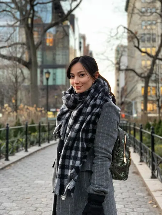 Saat berlibur di musim dingin, Asmirandah tampil cantik dengan outfit tebal. Kombinasikan jaket berwarna abu-abu, ia juga menegenakan syal tebal berotif monokrom. (Liputan6.com/IG/@asmirandah89)