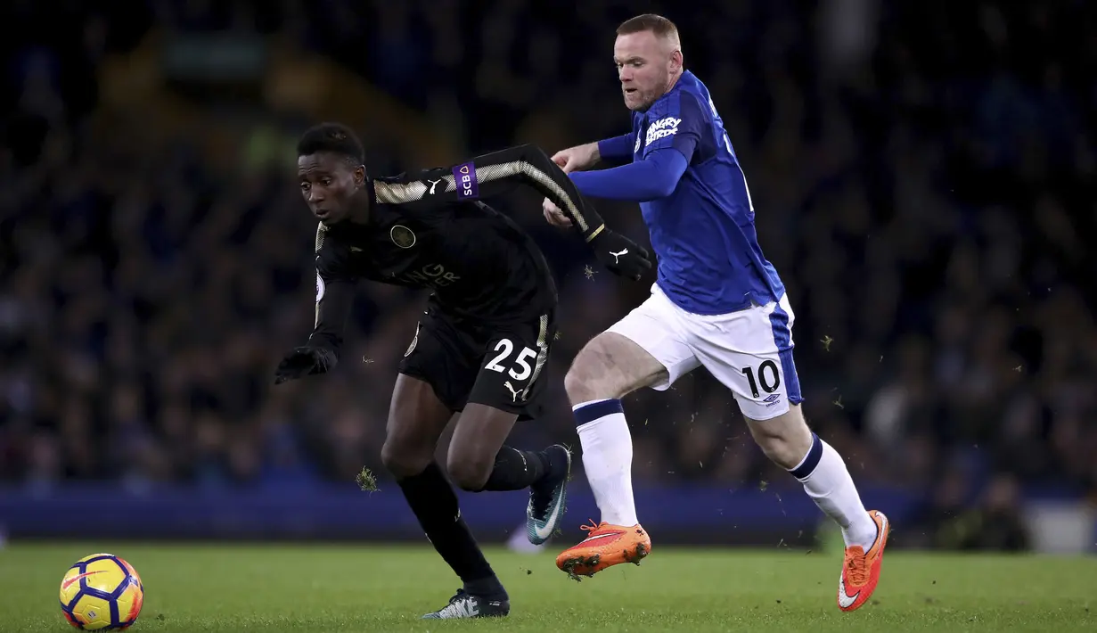 Pemain Everton, Wayne Rooney (kanan) berusaha menahan laju pemain Leicester City, Wilfred Ndidi pada lanjutan Premier League pekan ke-25 di Goodison Park, Liverpool (1/2/2018). Everton menang 2-0. (Nick Potts/PA via AP)