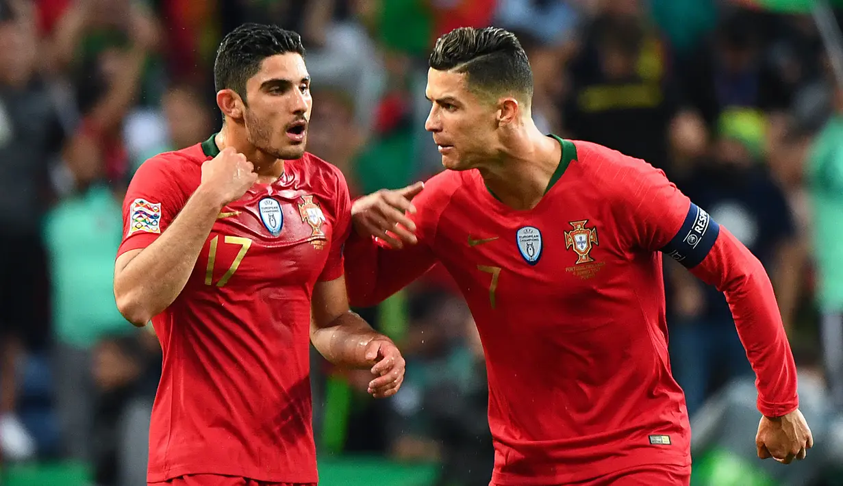 Pemain Portugal, Cristiano Ronaldo, merayakan gol yang dicetak Goncalo Guedes ke gawang Belanda pada laga final UEFA Nations League di Stadion Dragao, Porto, Minggu (9/6). Portugal menang 1-0 atas Belanda. (AFP/Gabriel Bouys)