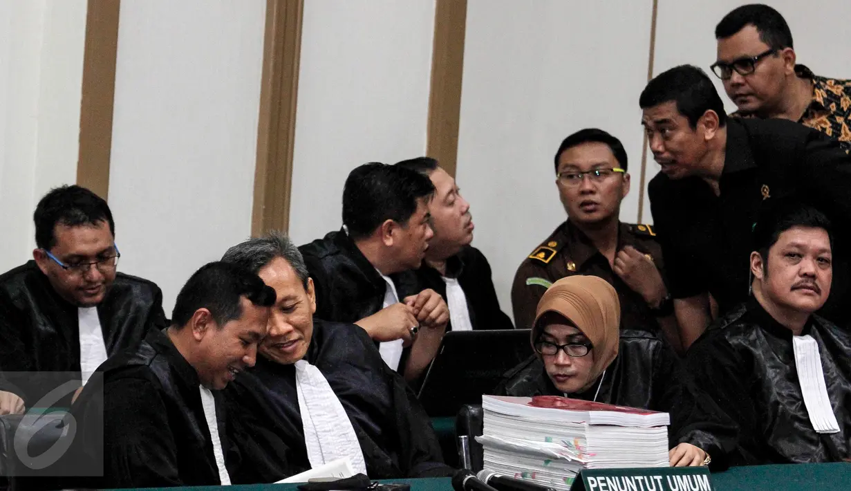 Jaksa penuntut umum sidang lanjutan kasus dugaan penodaan agama dengan terdakwa Basuki Tjahaja Purnama atau Ahok di Kementan, Jakarta, Selasa (9/5). Ini merupakan sidang terakhir dengan agenda pembacaan putusan. (Liputan6.com/Kurniawan Mas'ud/pool)