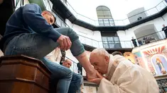 Paus Fransiskus mencium kaki narapidana selama kunjungannya ke pusat penahanan Regina Coeli di Roma, Italia, Kamis (29/3). Kunjungannya ini untuk merayakan "Missa in Coena Domini". (Vatican Media via AP)