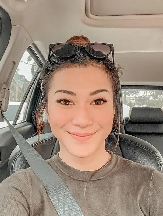 Tampil makin stylish dengan mengenakan kacamata, sosok Dita yang punya paras menawan ini memang kerap menuai banyak pujian. Sejak mengunggah potretnya dengan Rino Yosiaki saat liburan bersama, cukup banyak netizen yang patah hati, karena sudah terlihat bahwa keduanya memiliki hubungan spesial meski belum diumumkan ke publik. (Liputan6.com/IG/@fakhranaaa)