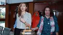"Alasannya mimpi dan visi misi ke depan tidak sama, daripada gak cocok terus-terusan, nanti ribut terus-terusan, kasihan anak-anak ya, gak sehat juga," kata Dewi Rezer di Pengadilan Negeri Jakarta Selatan, Ampera, Jakarta. (Deki Prayoga/Bintang.com)