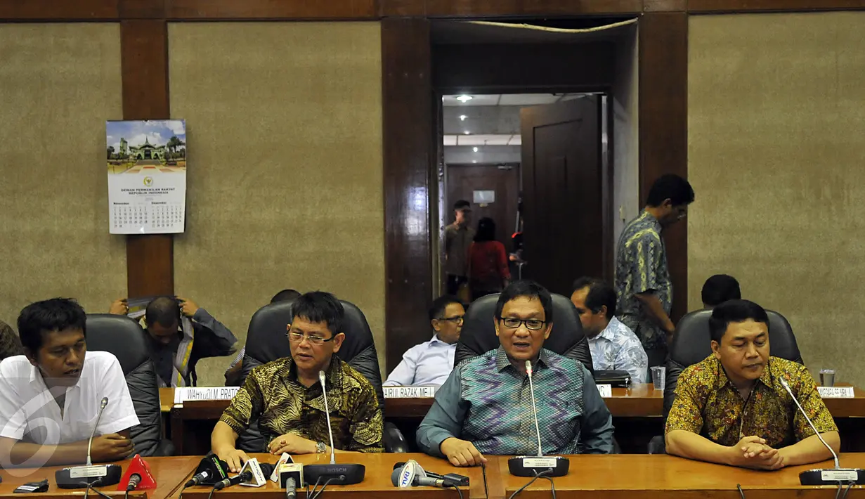 (Ki-ka) Adian Napitupulu (PDI-P), Taufiqulhadi (Nasdem), Inas Nasrulloh Zubir (Hanura), dan Arifin hakim Toha (PKB) memberikan keterangan terkait desakan mundurnya Setya Novanto di Gedung DPR RI, Senayan, Jakarta, Jumat (20/11). (Liputan6.com/Johan Tallo)