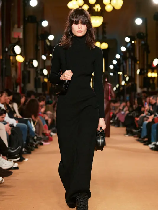 Coach juga menggunakan sustainable materials pada koleksi terbaru ini. Debut koleksi RTW yang dibuat dari leather yang didaur ulang, membuat masing-masing article semakin unik. Foto: Document/Coach.