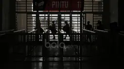 Aparat kemanan bersiap mengamankan laga Final Piala AFF 2016 leg pertama di Stadion Pakansari, Bogor, (14/12/2016). (Bola.com/Nicklas Hanoatubun)