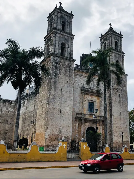 Pemandangan gereja San Servacio di Valladolid, Yucatan, Meksiko (13/2). Chichen Itza didirikan raja suku Toltec bernama Quetzalcoatl yang datang ke Semenanjung Yukatan bersama pasukannya.  (AFP Photo/Daniel Slim)