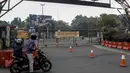 Pengendara sepeda motor berhenti di Taman Margasatwa Ragunan, Jakarta, Sabtu (26/6/2021). Taman Margasatwa Ragunan tutup sementara menyusul Pemberlakuan Pembatasan Kegiatan Masyarakat (PPKM) Mikro terkait melonjaknya kasus COVID-19 di Jakarta. (Liputan6.com/Johan Tallo)