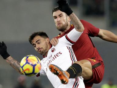 Pemain AC Milan, Suso (kiri) berebut bola dengan pemain Roma, Kevin Strootman pada lanjutan Serie A di Rome Olympic stadium, (25/2/2018). AC Milan menang 2-0. (AP/Alessandra Tarantino)