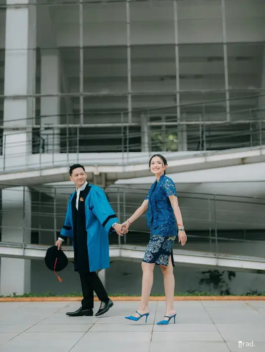 Di momen kelulusan Azriel Hermansyah, Sarah Menzel tampil menawan dalam balutan kebaya biru. Kebaya brokat lengan pendek ini dipadukannya mengenakan rok batik biru tua yang serasi. [Foto: Instagram/azriel_hermansyah]