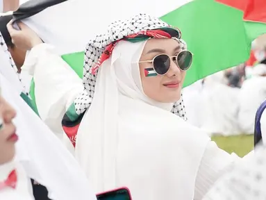 Dinda Hauw adalah salah satu artis yang ikuti dalam aksi bela Palestina di Monas. Pakai jilbab putih, kenakan sorban Palestina, dan wajah dipoles dengan makeup natural, penampilan Dinda Hauw ini sederhana dan tidak neko-neko. Namun rupanya ada netizen yang permasalahkan penampilan Dinda dan ekspresi wajahnya. Gara-gara senyum, Dinda dituding tidak merasakan sedih karena kejadian di Gaza. (Liputan6.com/IG/@dindahw)