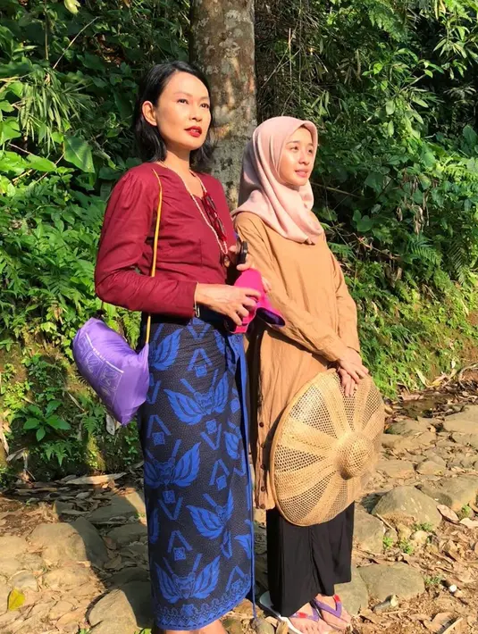 Pada postingan foto lainnya, Bella terlihat tampil sederhana dengan mengenakan baju tunik warna cokelat yang dipadu dengan bawahan warna hitam. (Foto: instagram.com/laudyacynthiabella)