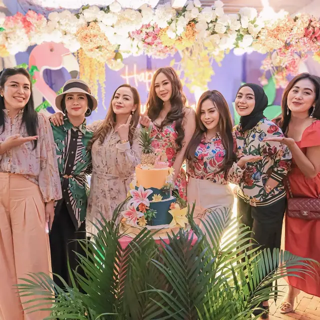 Potret Aura Kasih bersama teman-temannya (Sumber: Instagram/aurakasih)