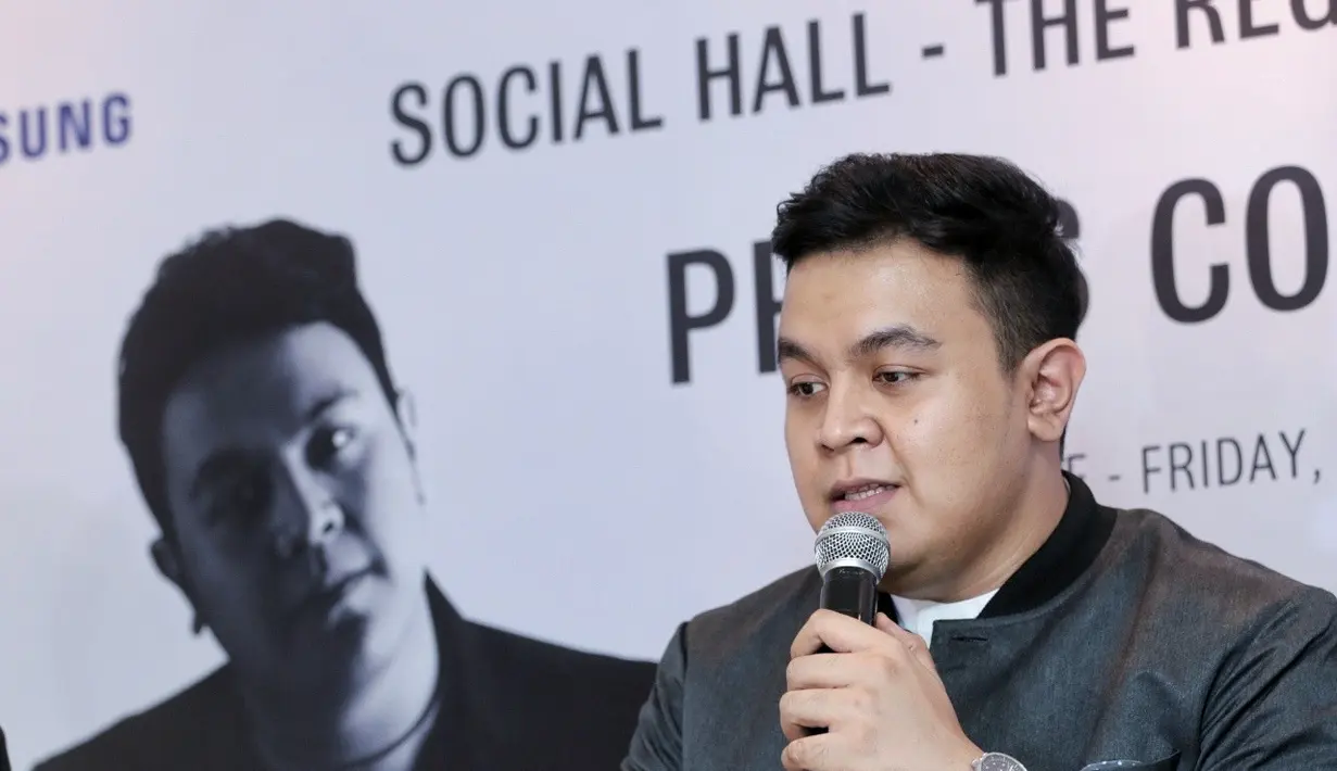 Dalam konser perdananya kali ini, Tulus membawakan misi khusus. Yaitu memperkenalkan musik Indonesia yang menurutnya tidak kalah dengan musik mancanegara. (Adrian Putra/Bintang.com)