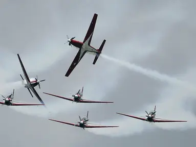 Jupiter Aerobatic Team TNI AU ikut serta dalam pertunjukan udara selama Singapore Airshow 2022 di Changi Exhibition Centre, Singapura, 15 Februari 2022. Singapore Airshow 2022 berlangsung pada 15 hingga 18 Februari. (AP Photo/Suhaimi Abdullah)