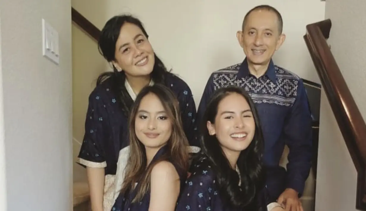 <p>Di momen lebaran, Mauren pun selalu tampil serasi dengan anak-anaknya tersebut. Seperti mengenakan pamaain serasi warna biru pekat yang dengan bawahan warna nude.@muren.s</p>