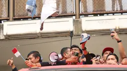 Pemain Timnas Indonesia U-22, Pratama Arhan saat tertimpuk seragam dari salah satu pelajar SMA Negeri 7 Jakarta Pusat saat pawai pawai bertajuk Kira87uara Kontingen SEA Games 2023 yang berlangsung dari Kemenpora hingga Stadion Utama Gelora Bung Karno (SUGBK), Senayan, Jakarta, Jumat (19/5/2023). Acara tersebut merupakan bentuk perayaan keberhasil kontingen Indonesia yang telah melampaui target medali emas di SEA Games 2023 dan kesuksesan Timnas Indonesia U-22 yang telah mengakhiri puasa gelar 32 tahun di SEA Games 2023. (Bola.com/Bagaskara Lazuardi)