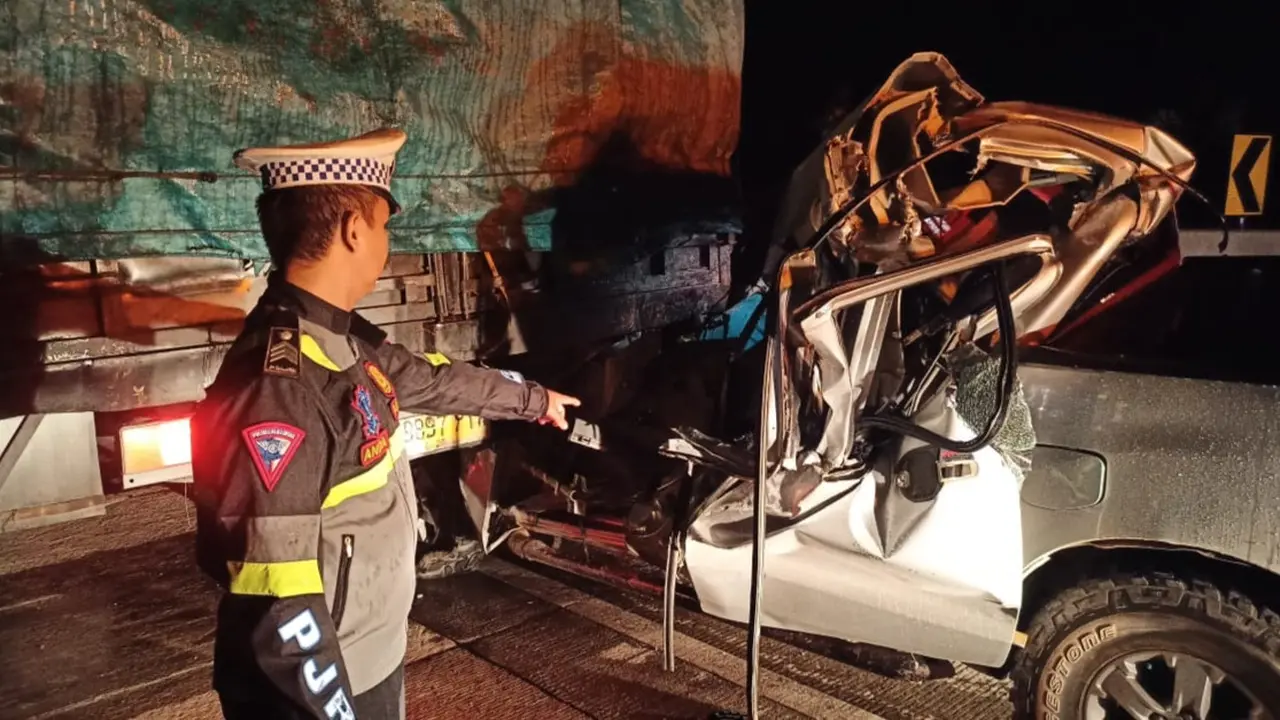 Satuan Lalu Lintas Polres Kampar melakukan olah tempat kejadian perkara di lokasi kecelakaan Tol Pekanbaru-Bangkinang.