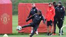 Bek Manchester United, Ashley Young, menendang bola saat berlatih di kompleks latihan dekat Carrington, Manchester, Selasa (21/11/2017). MU akan melawan Basel pada lanjutan Liga Champions. (AFP/Paul Ellis)