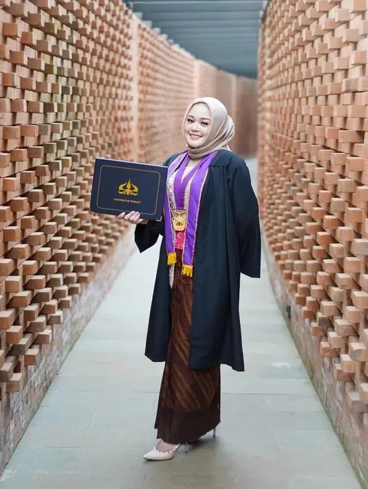 Pria yang kerap menunjukkan muka seram itu bersyukur atas kelulusan putrinya. Limbad juga mengungkapkan putrinya akan melanjutkan studi pascasarjana (S2). [Instagram/limbadindonesia]