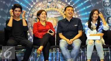 Kiri-kanan: Aliando, Harsiwi Ahmad, Uncu Putra dan Prilly saat menghadiri konferensi pers HUT SCTV ke 25 di SCTV Tower, Jakarta, Senin (10/8/2015). SCTV akan menayangkan acara HUT ke 25 mereka selama 25 jam non stop. (Liputan6.com/Panji Diksana)