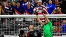 Kiper Kolombia, David Ospina, mengamankan gawangnya dari serangan pemain AS pada perebutan tempat ketiga Copa America Centenario 2016 di Stadion Universitas Phoenix, AS, Minggu (26/6/2016) pagi WIB. (Reuters/Allan Henry-USA Today Sports)