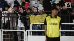 Ribuan penonton menyaksikan laga perdana Grup A Piala Presiden 2025 antara Oxford United melawan Liga Indonesia All Star. (Liputan6.com/Helmi Fithriansyah)