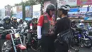 Elanto Wijoyono didatangi seorang peserta konvoi motor gede saat melakukan aksi di Yogyakarta, Sabtu (15/08/2015). Elanto dan Andika mengaku merasa resah melihat berbagai pelanggaran lalu lintas yang dilakukan pengendara motor gede. (foto: Suryo Wibowo)