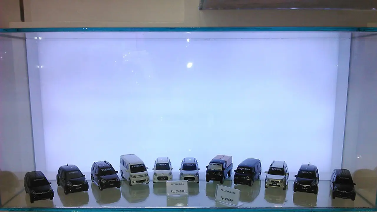 IIMS 2014: Orang Tua Terpesona Mobil, Anak Terpaku Mobil-mobilan