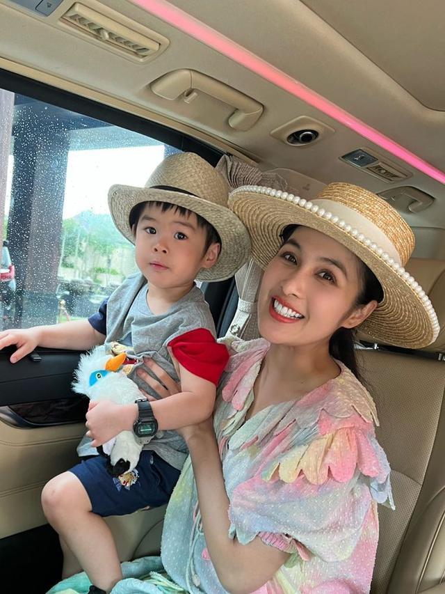 Tampil Harmonis, INi 7 Potret Sandra Dewi Liburan Bareng Suami dan Anak Ke Bali