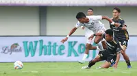 Pemain Arema FC, Dedik Setiawan berusaha melewati pemain Dewa United pada laga pekan pertama BRI Liga 1 2023/2024 antara Dewa United melawan Arema FC di Stadion Indomilk, Tangerang, Minggu (2/7/2023). (Bola.com/Bagaskara Lazuardi)