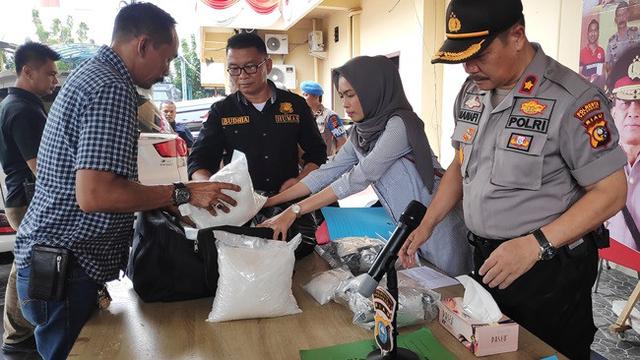 Kapolsek Tenayanraya Komisaris Hanafi dengan barang bukti 18 kilogram sabu yang diungkap jajarannya.