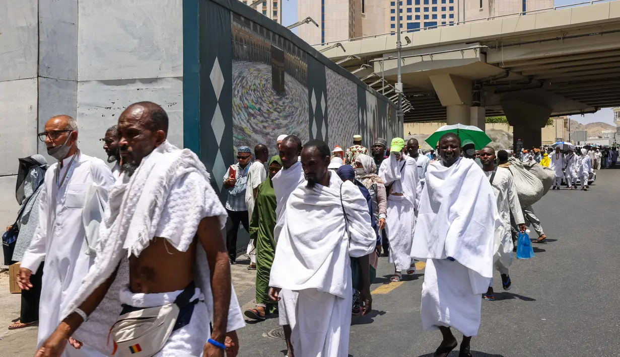 Jelang rangkaian puncak ibadah haji tahun 2025 atau 1446 Hijriah, yang secara resmi akan dimulai pada Rabu (4/6/2025), lebih dari satu juta umat Muslim dari berbagai negara telah tiba di kota Makkah, Arab Saudi. (HAZEM BADER/AFP)