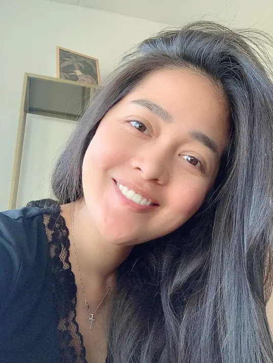 Sering tampil memukau dengan makeup tebal ketika di depan layar kaca, mantan istri David NOAH ini tak segan memperlihatkan wajah polos tanpa riasan sama sekali. Sudah memasuki usia kepala tiga, Gracia dipuji cantik alami tanpa makeup.(Liputan6.com/IG/@Gracia Indri)