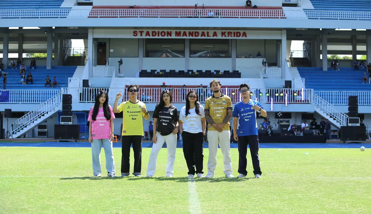 Para model berbaris memperagakan jersey PSIM Yogyakarta untuk mengarungi Liga 2 2024/2025 dalam dalam acara launching skuad dan jersey PSIM Yogyakarta sebelum partai uji coba melawan Deltras FC di Stadion Mandala Krida, Yogyakarta, Sabtu (24/8/2024). (Bola.com/Ana Dewi)