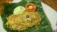 Nasi goreng yang bisa Anda temukan di mana saja ataupun yang bisa Anda buat sendiri diolah jadi menu baru: Nasi Goreng Bakar.