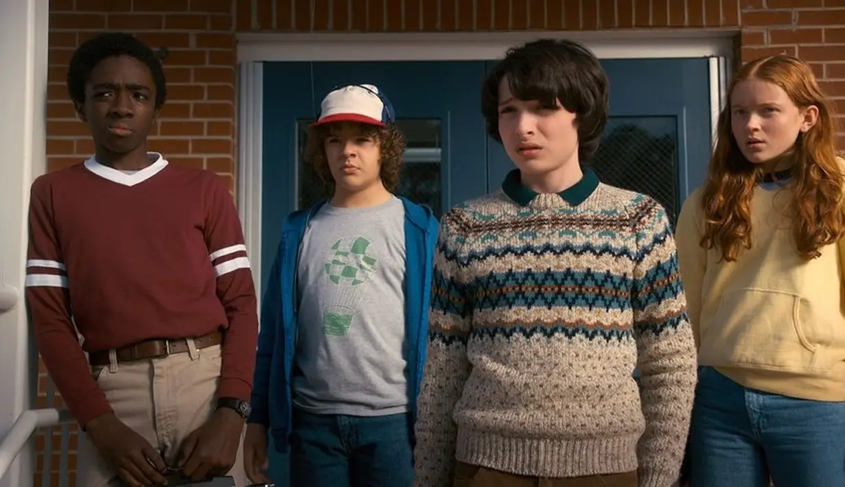 Netflix baru saja mengumumkan awal bulan ini bahwa Stranger Things akan miliki season ketiganya. (netflix-cosmpolitan)