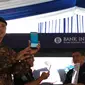 Salah seorang pedagang pasar tradisional GTC Kota Cirebon menunjukkan bukti pembayaran retribusi lapaknya melalui aplikasi Link Aja. Foto (Liputan6.com / Panji Prayitno)