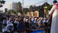 Skuat dan manajemen Arema FC mengikuti salat Iduladha di depan kantor manajemen, Jalan Mayjen Panjaitan 43, Kota Malang, Minggu (11/8/2019). (Bola.com/Iwan Setiawan)