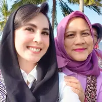 Ketua Tim Penggerak (TP) PKK Provinsi Jawa Timur, Arumi Bachsin mendampingi Ibu Negara Iriana Joko Widodo dan Ibu Wury Ma'ruf Amin saat kunjungan kerja ke Banyuwangi. Dalam acara tersebut juga melakukan aksi bersih sampah dan juga pelepasan 500 ekor tukik. [Youtube/Arumi Bachsin]
