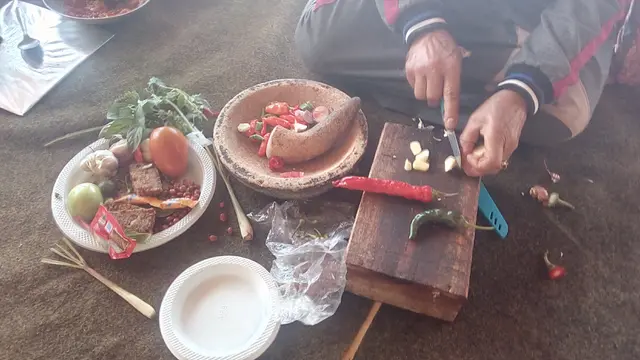 Nampak beberapa tangan terampil pedagang yang didaulat menjadi koki dadakan dalam sayembara sambal Papandayan