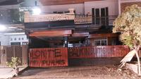 Rumah mewah di Tangsel menjadi korban vandalisme bertuliskan penipu alkes. (Liputan6.com/Pramita Tristiawati)